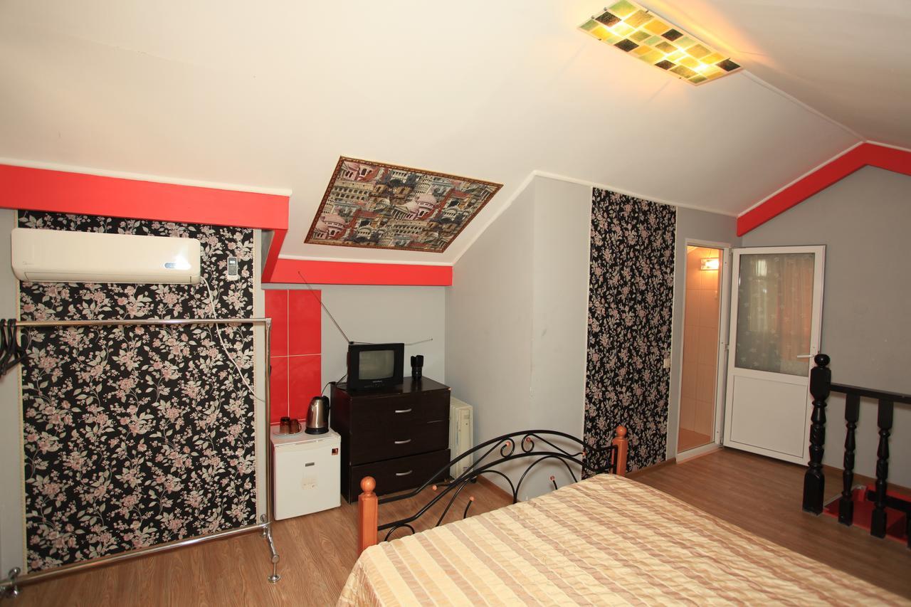 Guest House Esma Sukhumi Eksteriør bilde