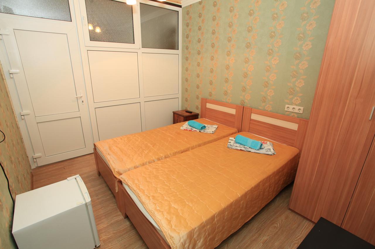 Guest House Esma Sukhumi Eksteriør bilde