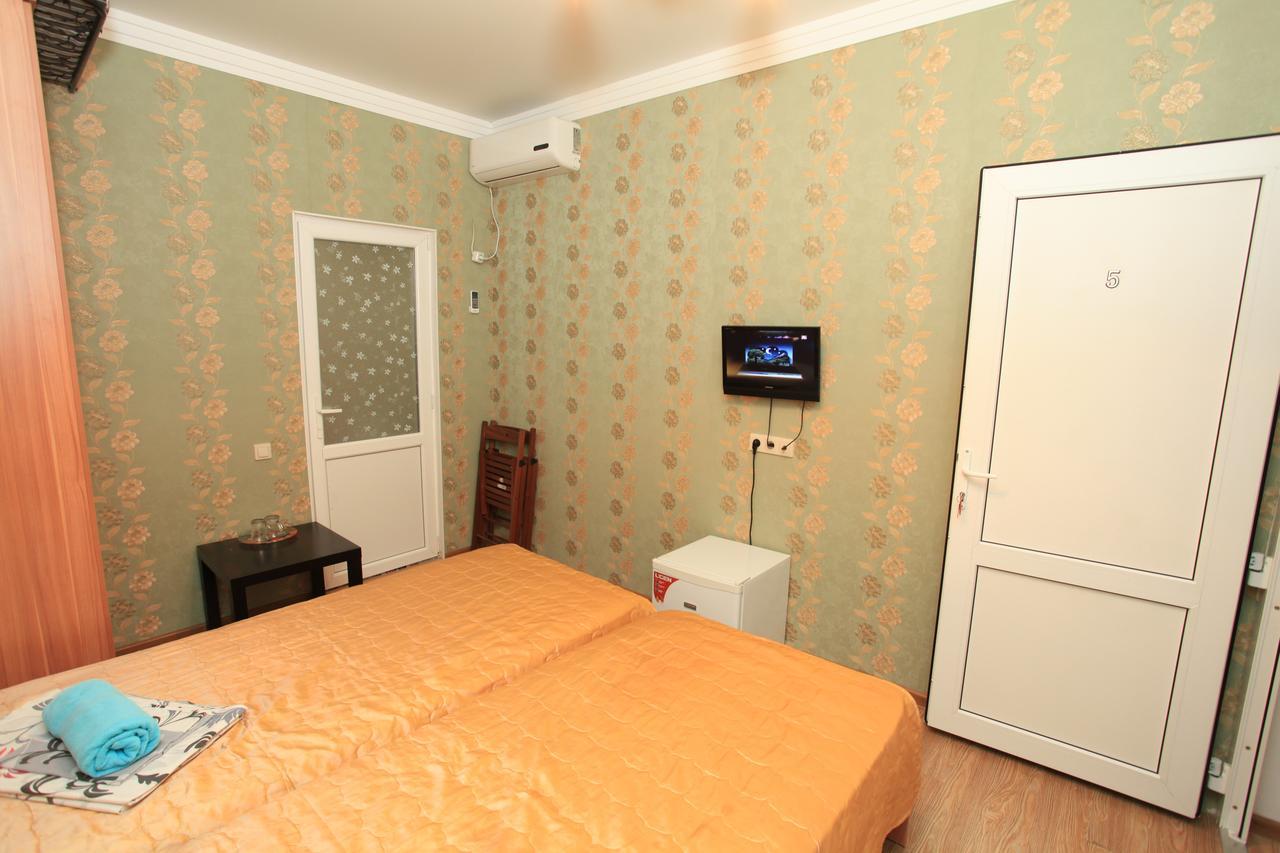 Guest House Esma Sukhumi Eksteriør bilde