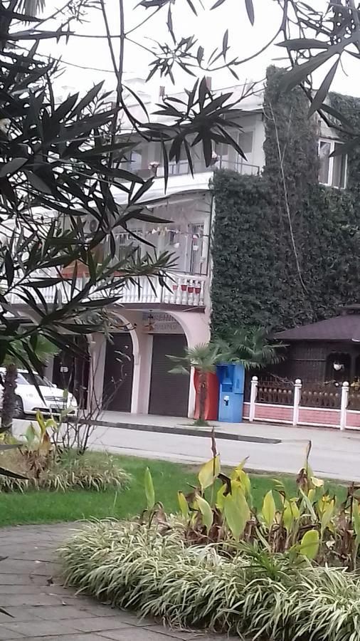 Guest House Esma Sukhumi Eksteriør bilde